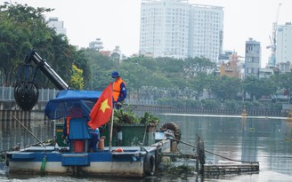TP.HCM: Tăng cường vớt rác trên kênh trong những ngày giáp Tết Nhâm Dần 2022