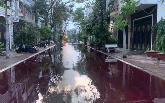 TP.HCM: Nước ngập đỏ lòm trên tuyến đường Phan Anh, Tô Hiệu sau cơn mưa