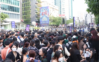 Đón giao thừa 2023: Hàng ngàn người chen nhau để 'xí phần' chỗ ngồi từ 14 giờ
