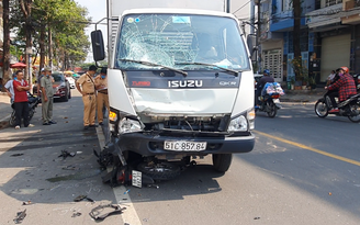 TP.HCM: Xe máy bể nát, nằm dưới bánh xe tải sau va chạm