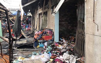 TP.HCM: Cháy rụi 3 ki-ốt trong chợ Bình Triệu
