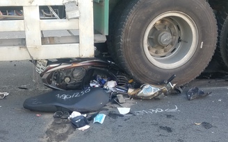 TP.HCM: Xe container nổ lốp cán nát xe máy, 1 người thoát chết
