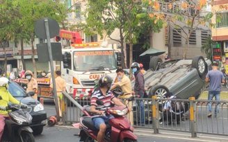 TP.HCM: Ô tô tông dải phân cách lật chổng vó trước chợ An Lạc