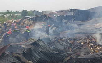 TP.HCM: Cháy xưởng gỗ ở Hóc Môn, nhiều tài sản bị thiêu rụi