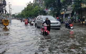 TP.HCM: Mưa lớn ngập đường sáng 16.4, học sinh 'mếu máo' khóc vì trễ học