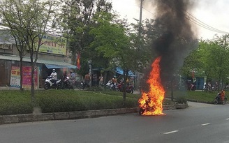 TP.HCM: Xe máy đang chạy bốc cháy dữ dội, chủ xe ôm mặt khóc