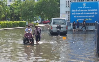 TP.HCM: Mưa lớn chiều 17.5, người dân Hóc Môn lội nước ngập đi khám bệnh