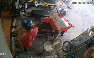 TP.HCM: Hai thanh niên lừa cụ bà mua thuốc lào để trộm bình ắc quy