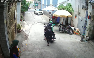 TP.HCM: Hai người lạ dàn cảnh cướp giật điện thoại của người phụ nữ 65 tuổi