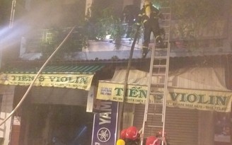 TP.HCM: Phá cửa cuốn, cứu 4 người trong vụ cháy nhà trên đường Nguyễn Thiện Thuật sáng 31.5