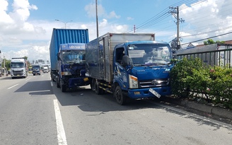 TP.HCM: Phụ xe tải bị xe container tông tử vong khi đang đứng sửa xe trên QL1