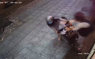 TP.HCM: Cô gái 'tung cước' khiến tên trộm xe máy tháo chạy