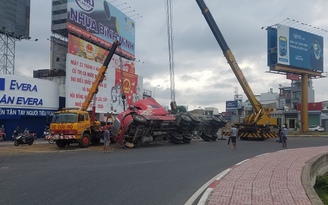 TP.HCM: Lật xe container tại vòng xoay An Lạc, tài xế kẹt trong cabin