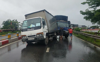 TP.HCM: Tông xe tải trên dốc cầu vượt, 3 người bị thương