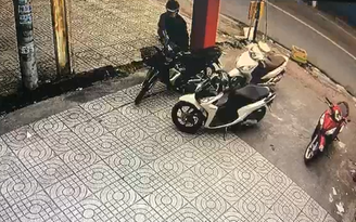 TP.HCM: Xe máy trước cửa hàng tiện lợi bị kẻ trộm bẻ khóa trong nháy mắt