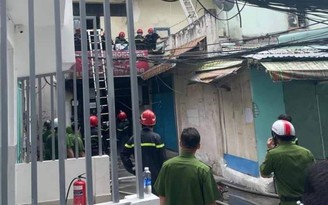 TP.HCM: Giải cứu 5 người kẹt trong đám cháy nhà dân tại Q.10
