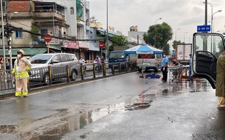 TP.HCM: Tai nạn thương tâm, một phụ nữ bị xe tải cán tử vong gần cầu Chánh Hưng