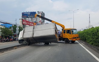 TP.HCM: Xe tải lật chắn ngang QL1, giao thông ùn ứ nghiêm trọng