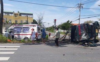 TP.HCM: Xe ben va chạm xe cứu thương giữa giao lộ, 2 người bị thương