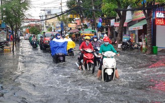 TP.HCM: Mưa lớn, nhà dân ngập nước
