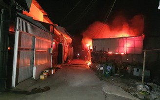 TP.HCM: Cháy lớn nhà dân tối mùng 3 tết