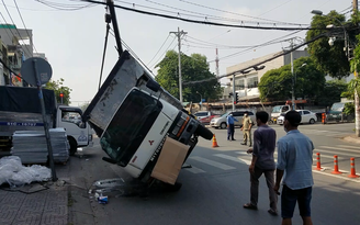 TP.HCM: Xe tải lật khi vào giao lộ, người đi đường may mắn bị thương nhẹ