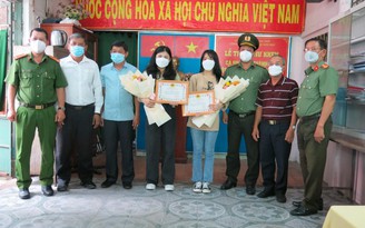 TP.HCM: Khen thưởng 2 cô gái dũng cảm truy bắt nhóm cướp giật tại Q.Tân Phú