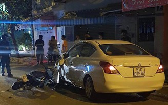 TP.HCM: Xe máy 'đối đầu' ô tô tại đoạn đường cong, 2 người nhập viện