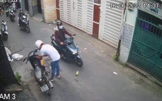 TP.HCM: Vừa dựng xe máy trước cửa vào nhà lấy đồ đã bị trộm