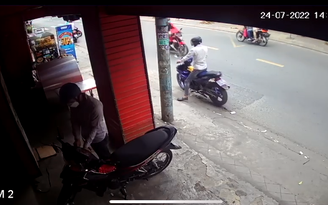 TP.HCM: Ngăn kẻ trộm xe, cô gái trẻ bị kéo ngã lăn trên đường