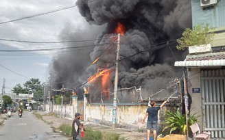 TP.HCM: Cháy lớn xưởng vải tại Hóc Môn, nhiều tài sản bị thiêu rụi