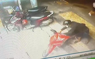 TP.HCM: Một cửa hàng tiện lợi liên tục bị trộm xe máy