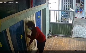 TP.HCM: Người phụ nữ điềm nhiên vào nhà dân lấy trộm laptop