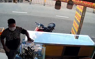 TP.HCM: Đến tiệm sửa đuôi sạc, người phụ nữ khoắng tủ kính trộm 4 điện thoại