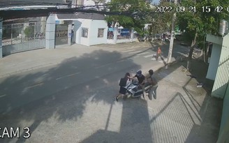 TP.HCM: Nữ sinh giằng co với hai tên cướp giật điện thoại trước cổng trường