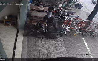 TP.HCM: Kẻ trộm liều lĩnh bẻ khóa xe máy dựng sát trụ sở công an