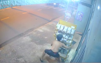 TP.HCM: Trộm bê cả kệ bánh trước tiệm tạp hóa lên xe máy tẩu thoát