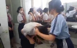TP.HCM: Xôn xao clip nữ sinh lớp 7 bị bạn cùng trường đánh, đập đầu vào tường