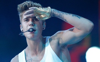 Justin Bieber bị kiện vì phun nước bọt vào mặt người khác