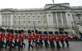 Trèo lên nóc điện Buckingham đòi quyền bình đẳng cho nam giới