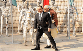 Khi Thủ tướng Ấn Độ ôm eo Tổng thống Pháp