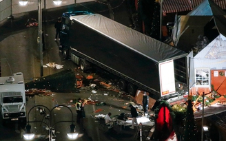 [Chùm ảnh] Đêm không an lành ở khu chợ Giáng sinh Berlin bị xe tải đâm vào