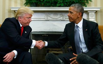 Sắp đổi chỗ cho nhau, Obama và Trump vẫn hăng hái đấu võ mồm