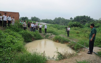 Ba em nhỏ đuối nước thương tâm dưới hố tưới rau