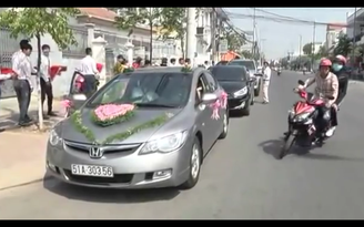 Hai tên cướp giật 'lọt' vào ống kính người quay phim đám cưới