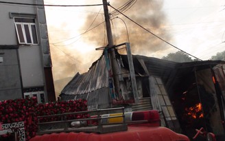 Cháy xưởng ván ép giữa khu dân cư