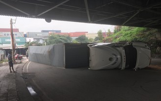 Xe container lật ngang dưới dạ cầu Đồng Nai