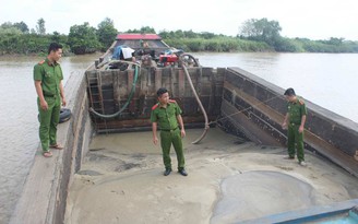 'Cát tặc' nhấn chìm ghe hút cát lậu rồi tháo chạy khi thấy công an