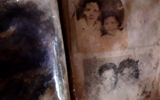 Những tấm ảnh gia đình ngả màu thời gian trong hố chôn liệt sĩ tập thể