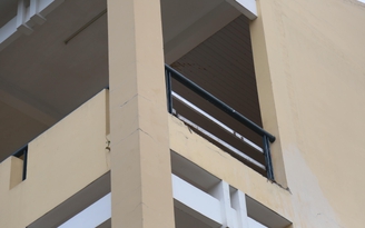 Nữ sinh lớp 9 bị mảng tường từ lầu 3 rớt xuống gãy chân